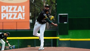 un pitcher de beisbol lanza una bola
