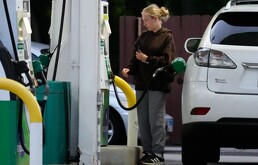Una clienta consulta el precio de la gasolina antes de cargar el tanque de su vehículo en una gasolinera en Lincolnshire, Illinois, el lunes 8 de junio de 2026.