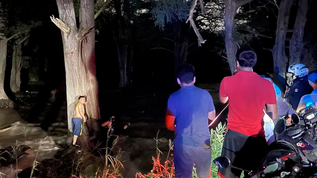 Cinco integrantes de una familia fueron rescatados tras quedar atrapados por el aumento del caudal del río La Silla, en Guadalupe.
