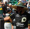 un jugador de beisbol del equipo pericos de puebla celebra una anotación
