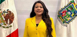 Mujer con un vestido amarillo posando para una fotografía.
