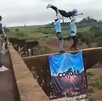 Maria Eduarda, de 21 años, falleció tras ser lanzada al vacío sin cuerdas de seguridad en la Ponte do Esqueleto, Brasil; arrestan a tres instructores.