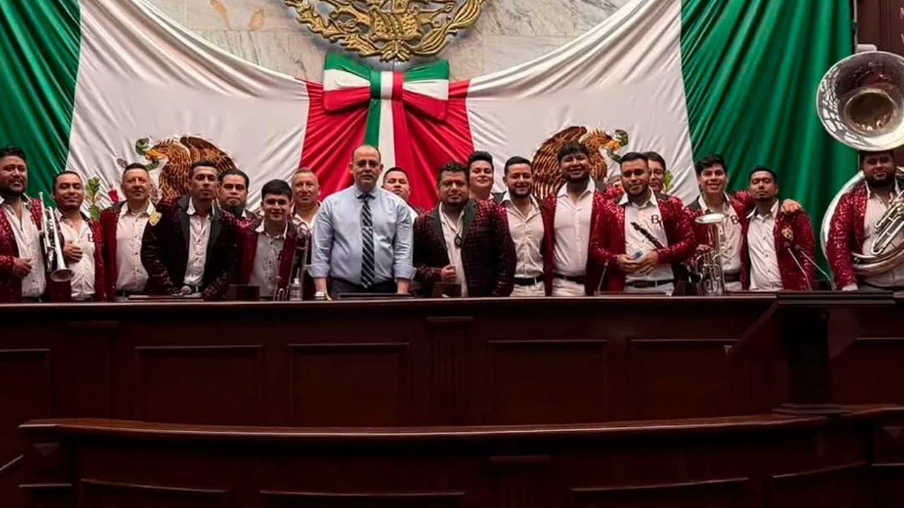 El Congreso de Michoacán quedó envuelto en polémica luego de que una agrupación interpretara un narcocorrido durante un festejo por el Día del Padre.
