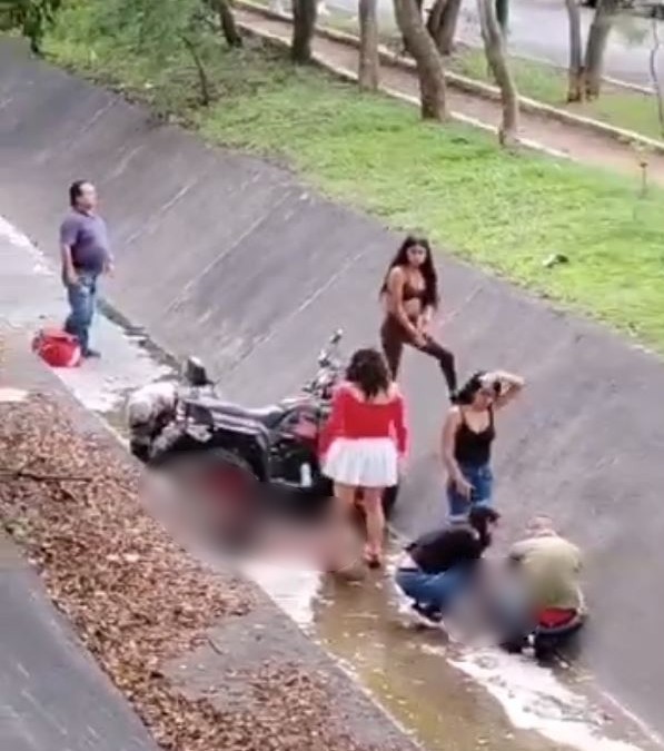 La caída de una cuatrimoto a un canal pluvial en Morelia dejó un niño muerto y otros dos menores graves; autoridades investigan el accidente.