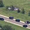 Vista aérea de lugar donde se desplomó una avioneta de paracaidismo en Misuri con patrullas y automóviles circulando en la carretera de un costado