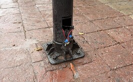 Poste de luz con cables expuestos donde una perrita se electrocutó en la plaza de armas de Gómez Palacio.