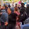 Mujer siendo detenida por policías durante una protesta en Acatlán de Osorio, Puebla.