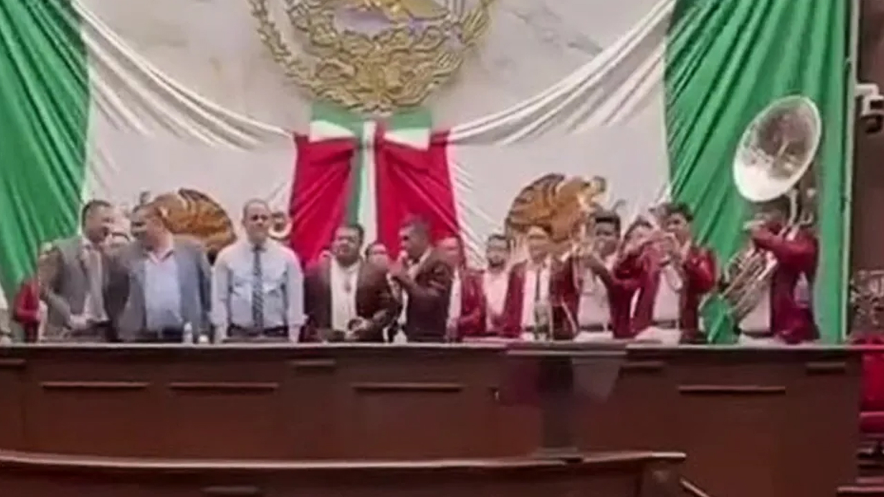 El gobernador de Michoacán informó que el Congreso estatal será sancionado por la interpretación de un narcocorrido.