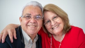 Pareja de adultos mayores sonriendo frente a la cámara