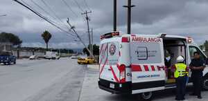 Una salida del camino terminó con una conductora hospitalizada tras un fuerte impacto en Ramos Arizpe.