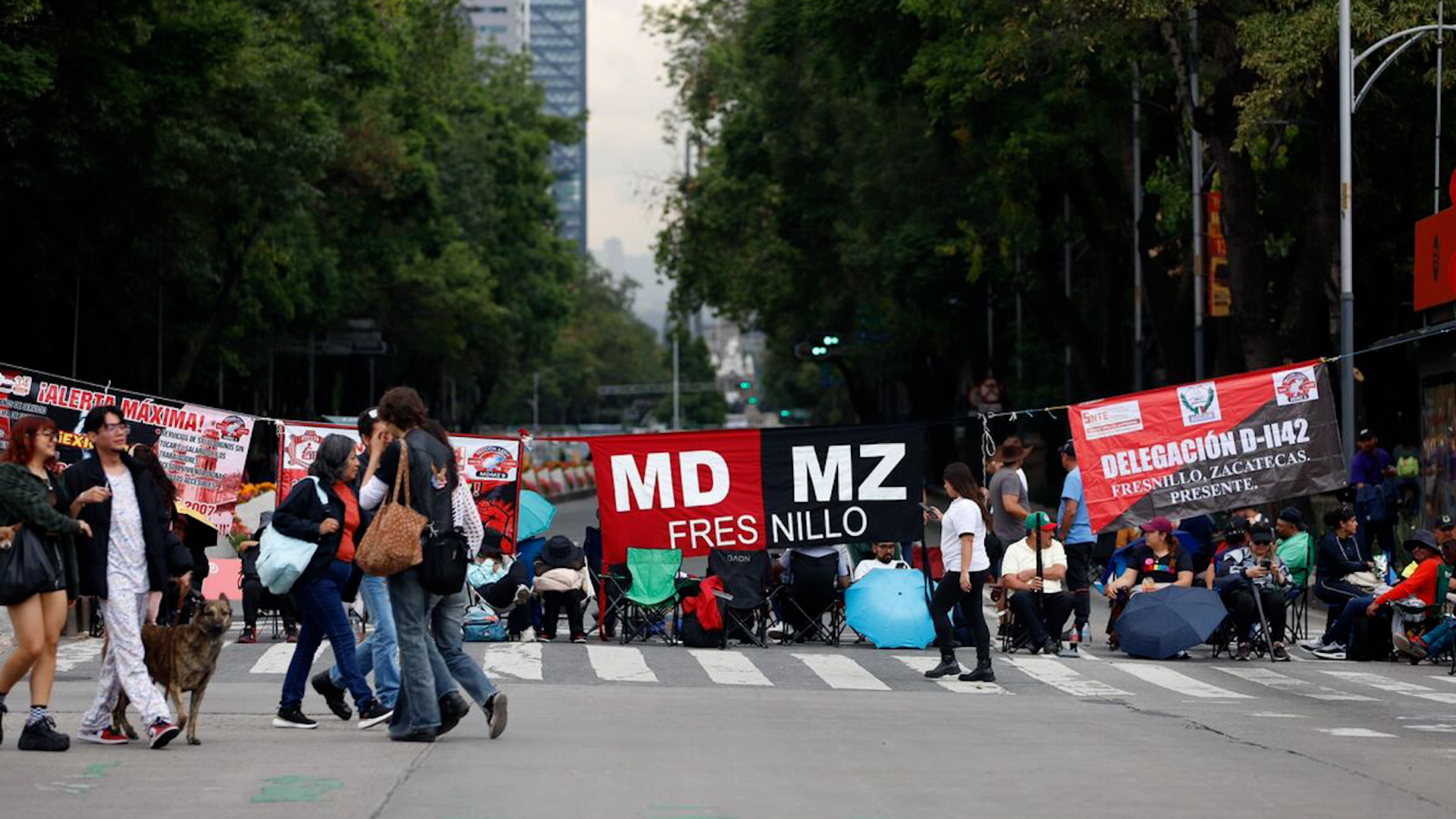 CNTE bloquea Paseo de la Reforma por 16 días. Maestros exigen diálogo con Claudia Sheinbaum. Más de 1 millón de niños sin clases.