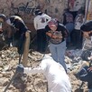 Miembros del colectivo Guerreros Buscadores de Jalisco excavando dentro de un predio con tierra y escombros en el suelo