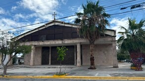 Se observa una fachada de una iglesia en color café.