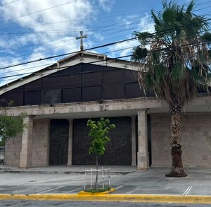 Se observa una fachada de una iglesia en color café.