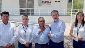 Personal del Gobierno de Puebla parados afuera de un edificio en Acatlán de Osorio.