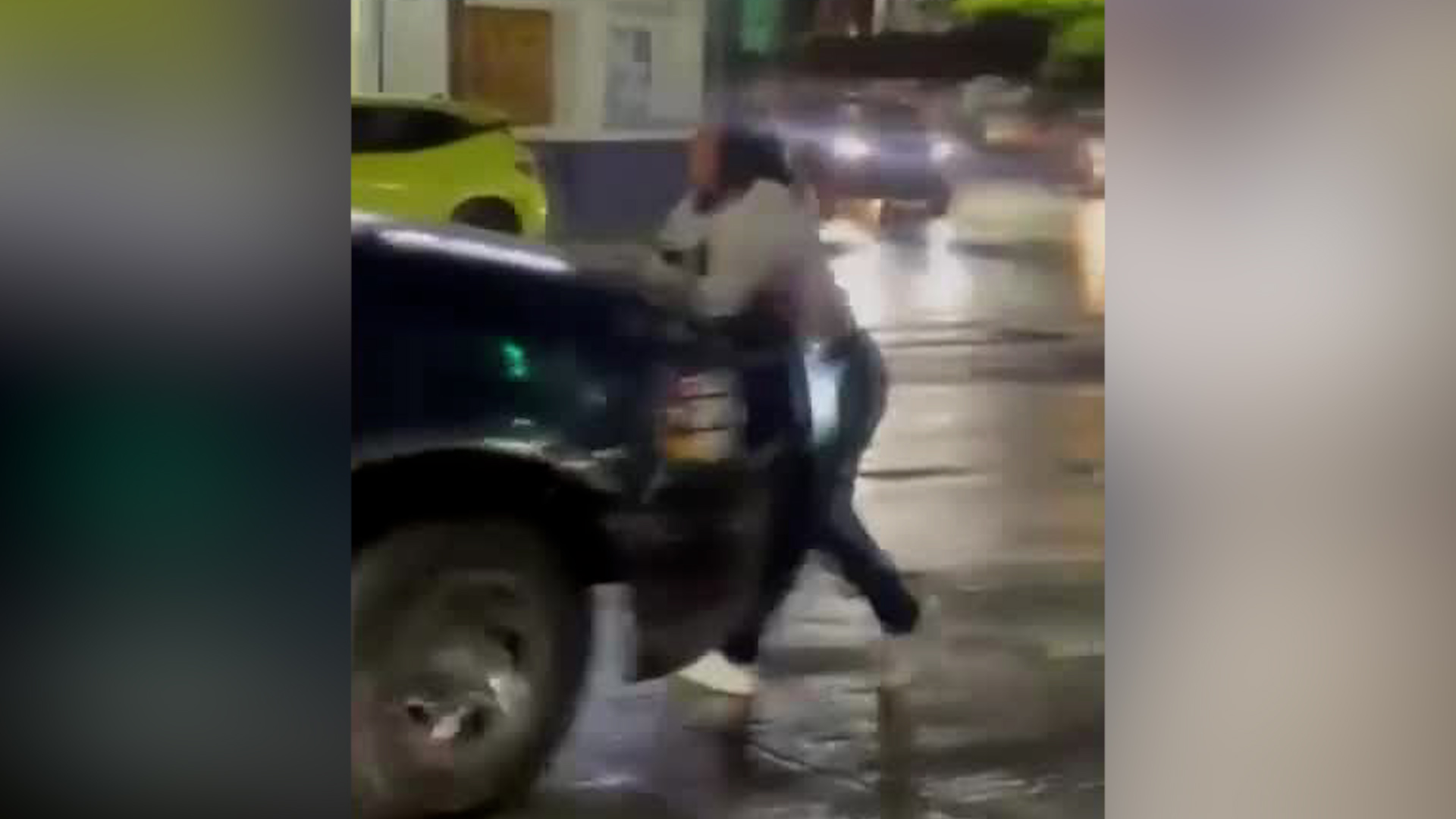 Mujer atropellada en Tehuacán, Puebla tras negarse a pagar por accidente vial. Conductor embistió y huyó. Placas PVN 1907. Autoridades buscan responsable.