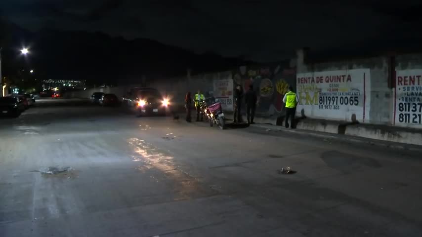 Un conductor cayó con su camioneta a un canal de desagüe en la colonia La Alianza, en Monterrey.