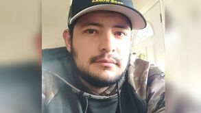 Fue secuestrado por dos hombres armados en la noche.