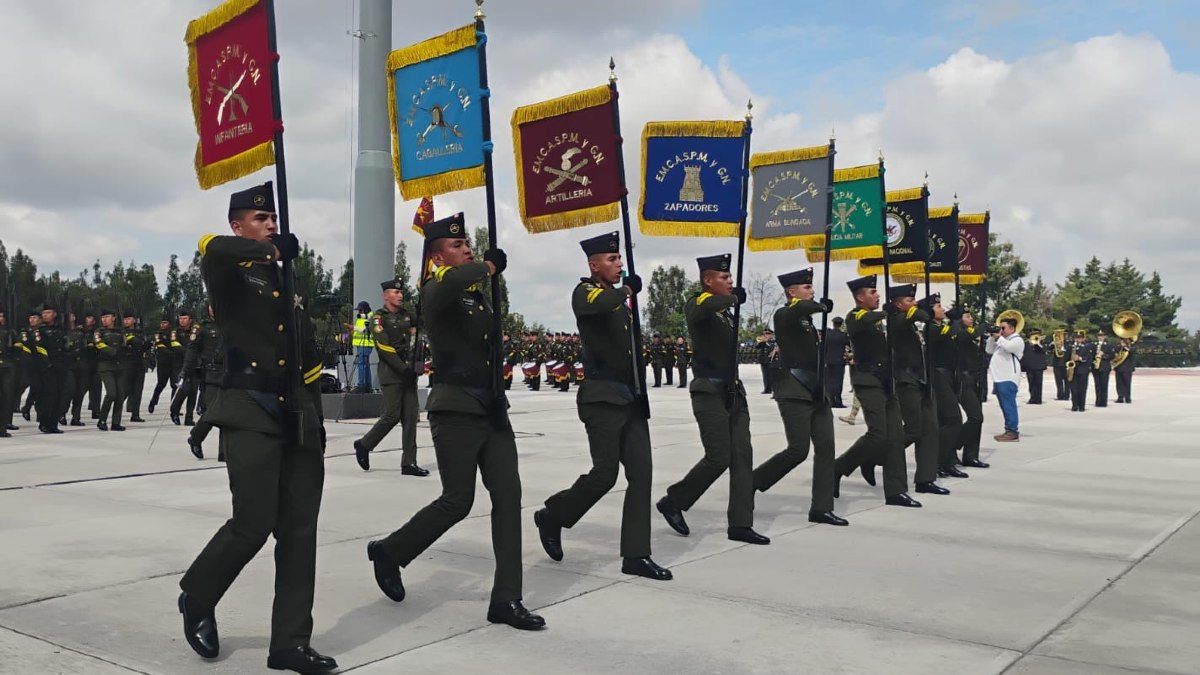 Elementos caminan con banderas y uniforme la Guardia Nacional