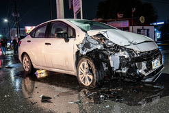 Accidente bajo la lluvia movilizó a cuerpos de emergencia; autoridades revisan cámaras para esclarecer lo ocurrido.