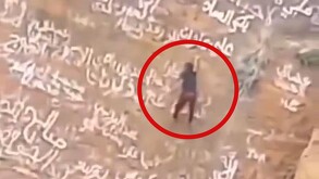 Hombre sostenido con una mano a las paredes de un cráter volcánico en Yemen mientras realiza acrobacia extrema