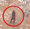 Hombre sostenido con una mano a las paredes de un cráter volcánico en Yemen mientras realiza acrobacia extrema