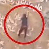 Hombre sostenido con una mano a las paredes de un cráter volcánico en Yemen mientras realiza acrobacia extrema