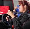 Mujer en el simulador para la prueba práctica de conducir en Puebla.
