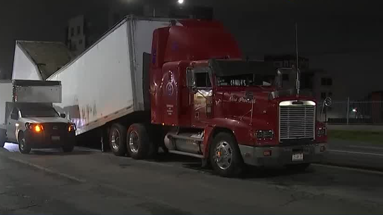 Un tráiler cargado con botellas de agua mineral se partió a la mitad sobre avenida Jesús Reyes Heroles, en Tlalnepantla.