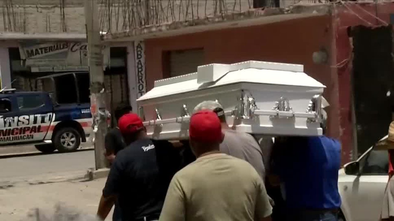 Miriam Peralta Valverde, estudiante de derecho de 22 años, fue despedida por familiares y amigos en Chimalhuacán.