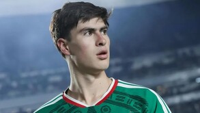 Futbolista Armando González Alba ‘La Hormiga’ jugando con la playera de la Selección Mexicana con un estadio desenfocado en el fondo