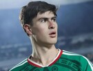 Futbolista Armando González Alba ‘La Hormiga’ jugando con la playera de la Selección Mexicana con un estadio desenfocado en el fondo