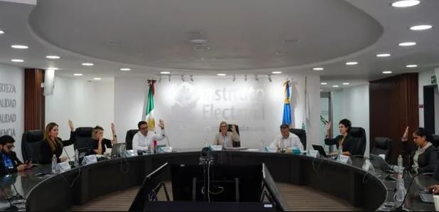 La renuncia de Paula Ramírez al IEPC Jalisco, tras presiones y quejas de Morena, alimenta dudas sobre autonomía electoral, gobernabilidad estatal y 2027.