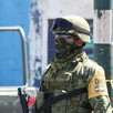 Miembro del Ejército mexicano cuida un ducto de petróleo.