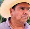 Hombre con expresión seria y un sombrero.