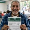 Hombre con certificado de supervivencia IMSS