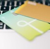 El teclado de una computadora portátil con un par de tarjetas bancarias