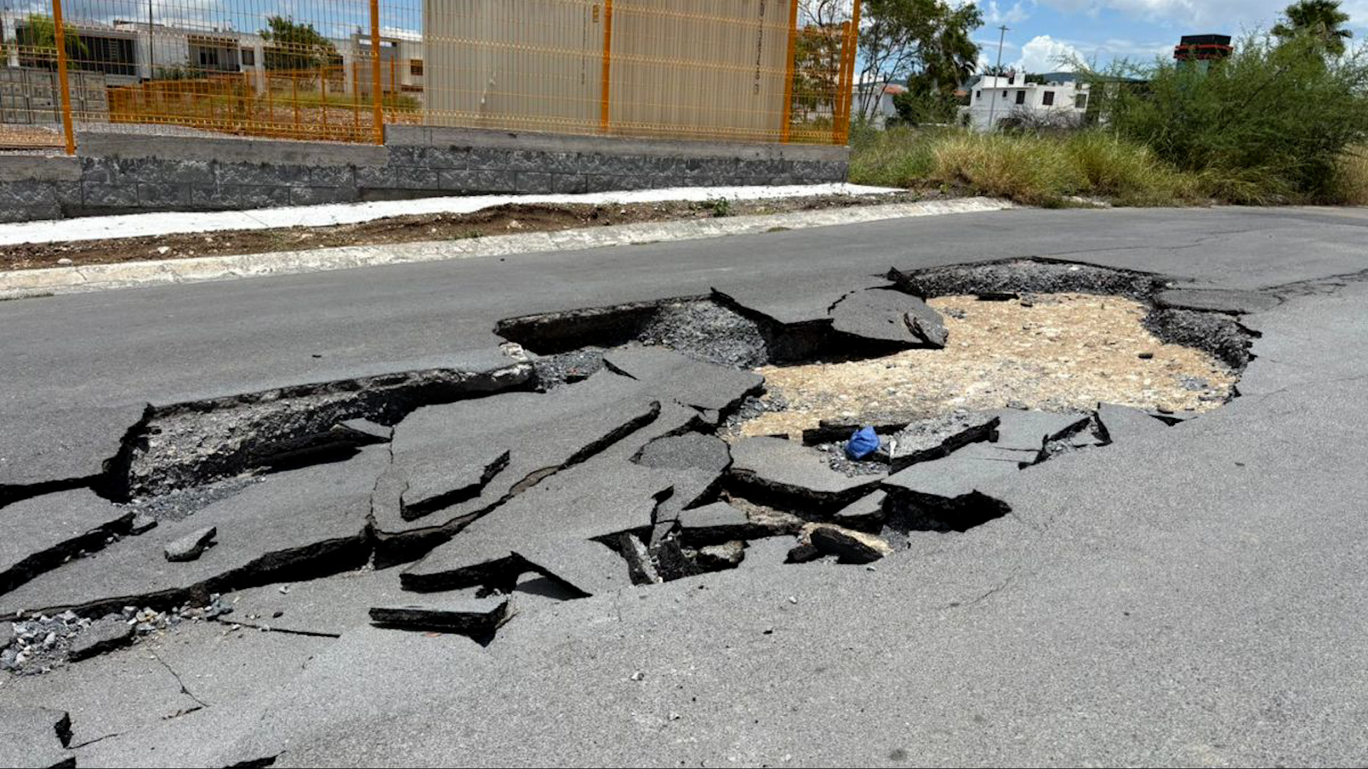 Lluvia moderada destruye avenida Verona en García con 40 cm de profundidad. Vecinos denuncian que construcciones recientes causaron colapso del pavimento.
