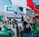 Aficionados celebrando con la playera de la selección mexicana.