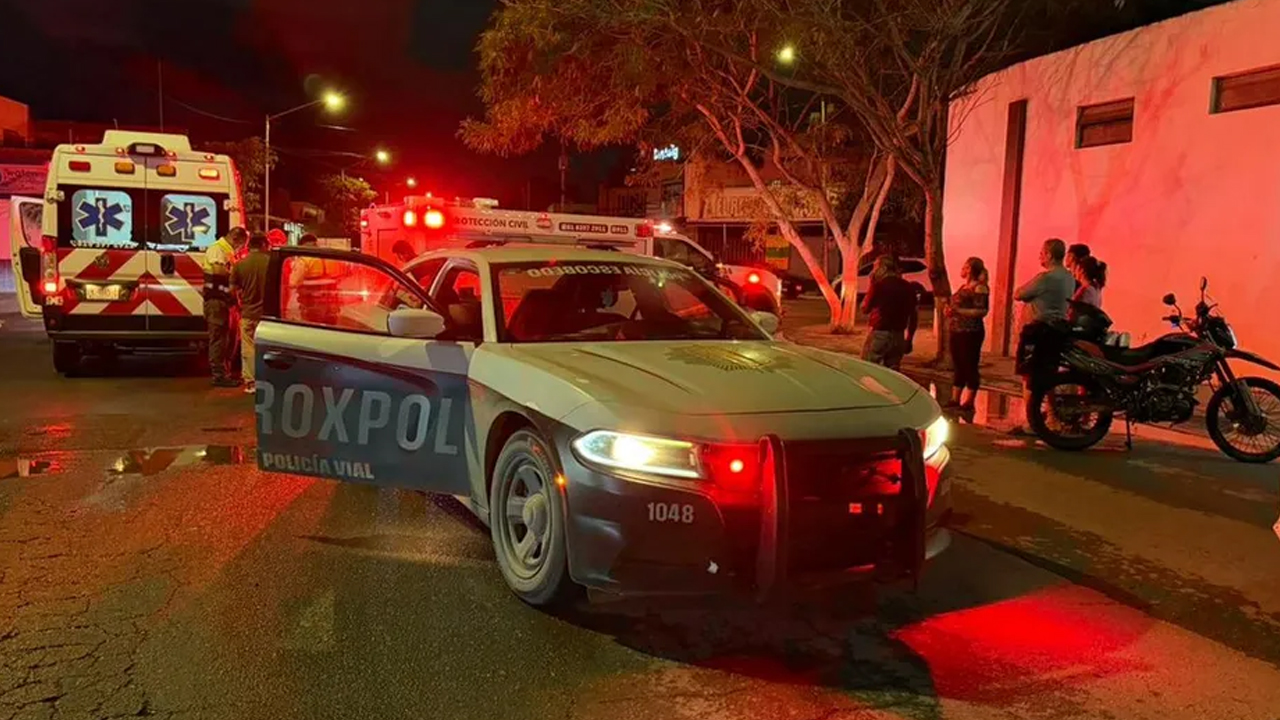 Un motociclista resultó lesionado luego de presuntamente desvanecerse mientras circulaba por la colonia Los Olivos Segundo Sector, en Escobedo.