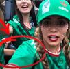 Momento en que roban celular a una mujer en el Desfile Mundialista CdMx