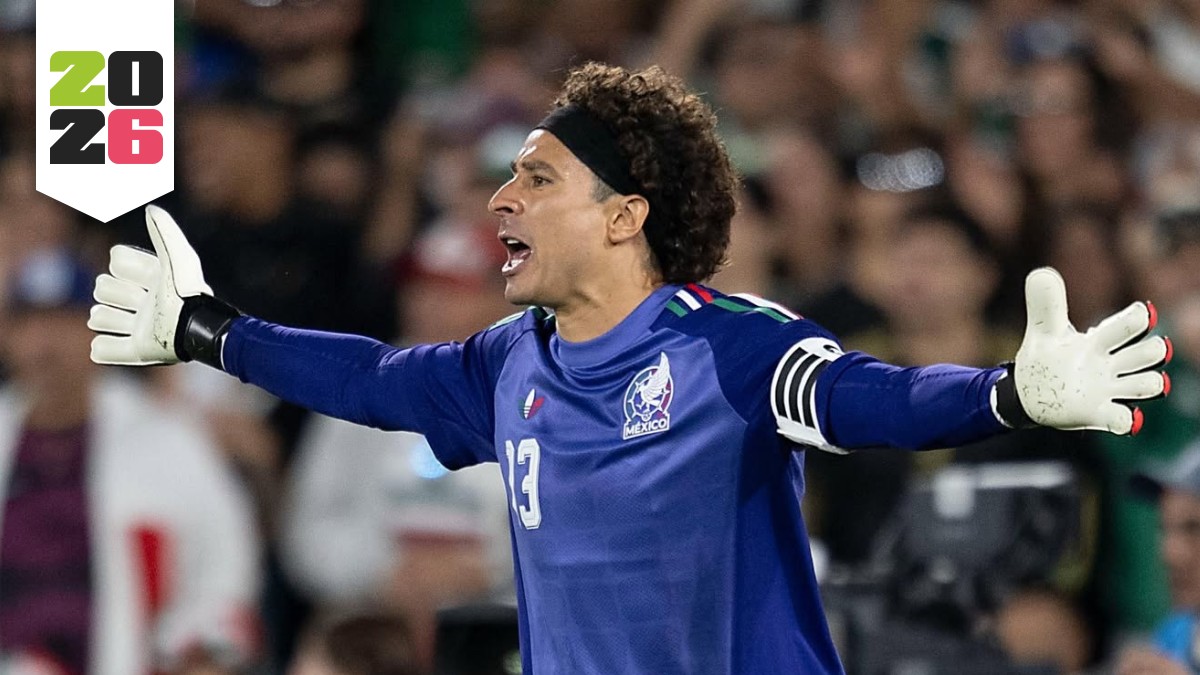 Guillermo Ochoa disputando partido con Selección de México