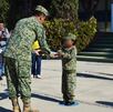 una niña con uniforme militar cumple su sueño de ser soldado por un día