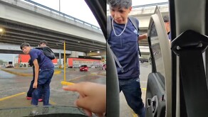 Jóvenes subiendo a auto durante lluvias en Santa Catarina.