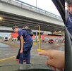 Jóvenes subiendo a auto durante lluvias en Santa Catarina.