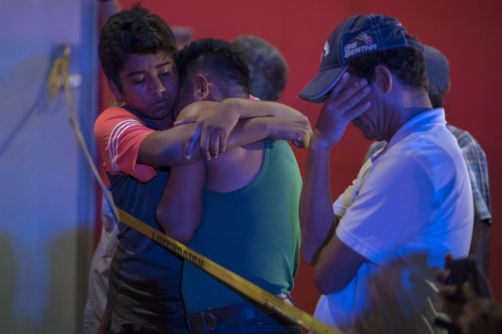 Familia llorando afuera del bar Caballo Blanco de Coatzacoalcos.