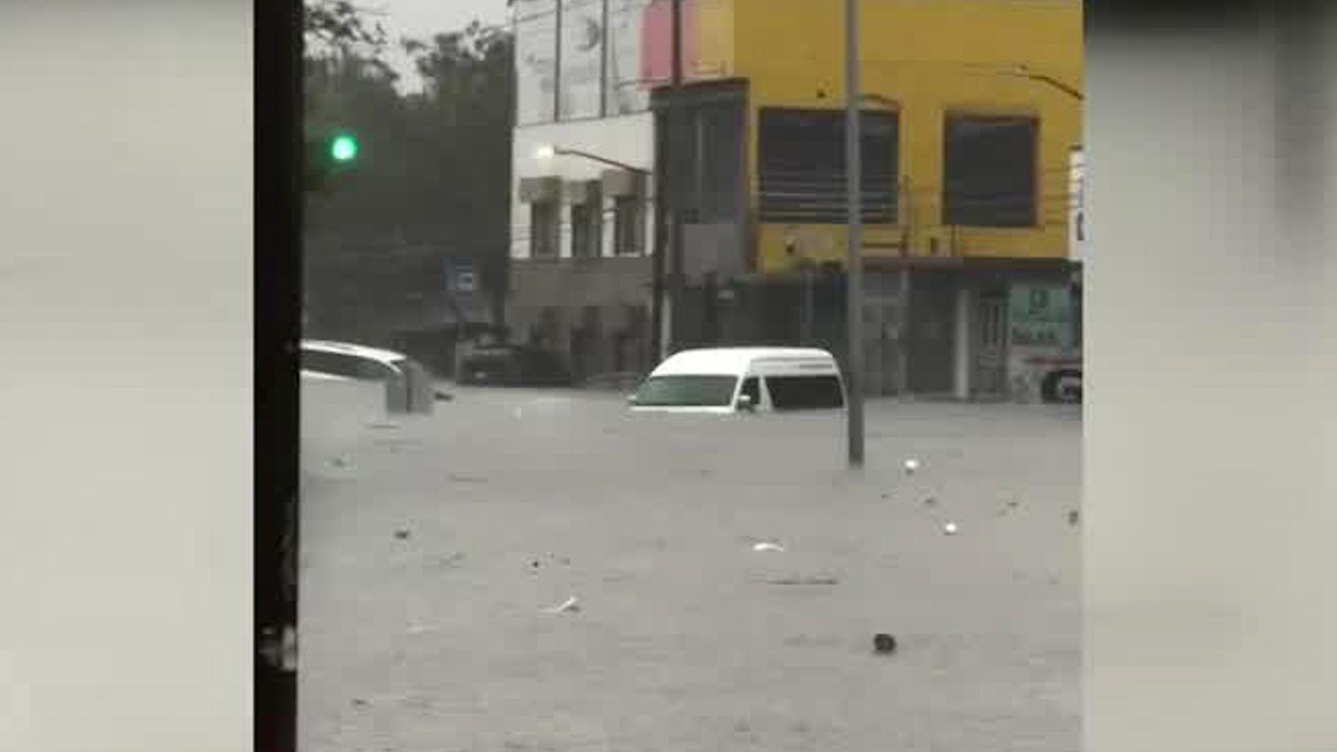 Obra inconclusa del metro en Monterrey causa inundaciones tras 30 años. Clever Díaz rescata madre e hija. Vecinos denuncian escombros limitaron drenaje pluvial.
