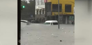 Obra inconclusa del metro en Monterrey causa inundaciones tras 30 años. Clever Díaz rescata madre e hija. Vecinos denuncian escombros limitaron drenaje pluvial.
