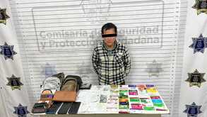 Hombre detenido por la Comisaría de Seguridad y Protección Ciudadana de Saltillo junto a carteras, identificaciones y tarjetas de crédito aseguradas