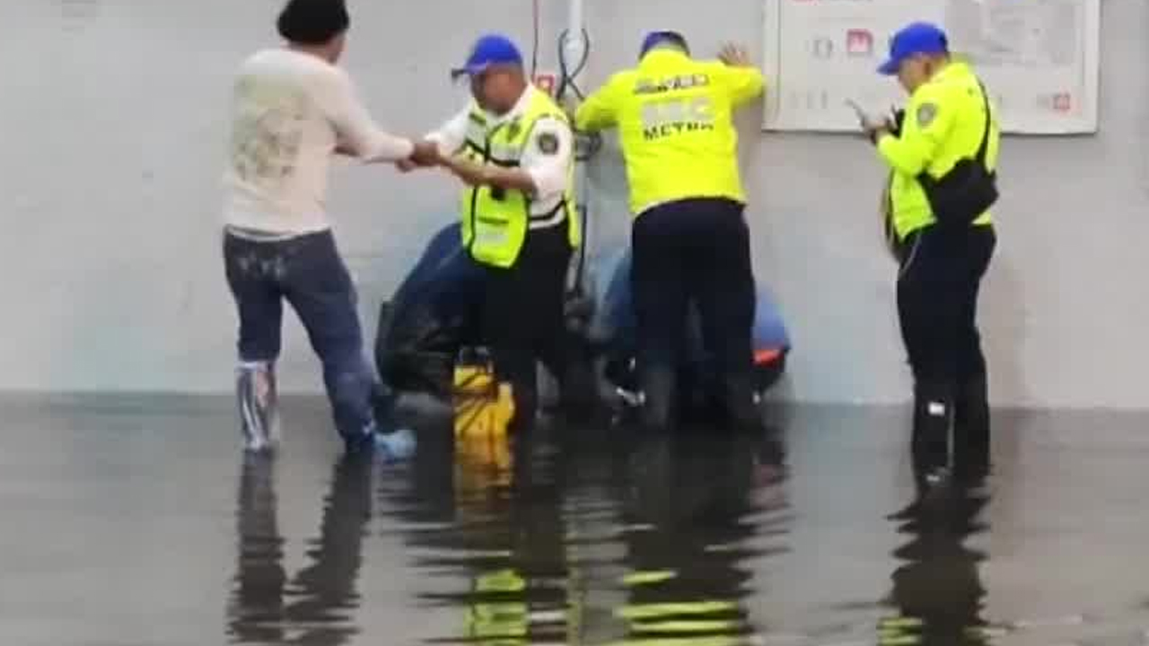 Personal del Metro realizó labores de desazolve en taquillas, torniquetes y elevadores de la estación San Lázaro tras acumulación de aguas negras.